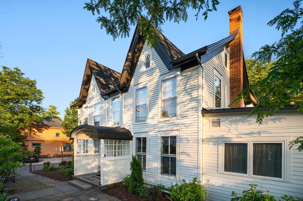 Twin Gables Of Woodstock Hotel Bagian luar foto