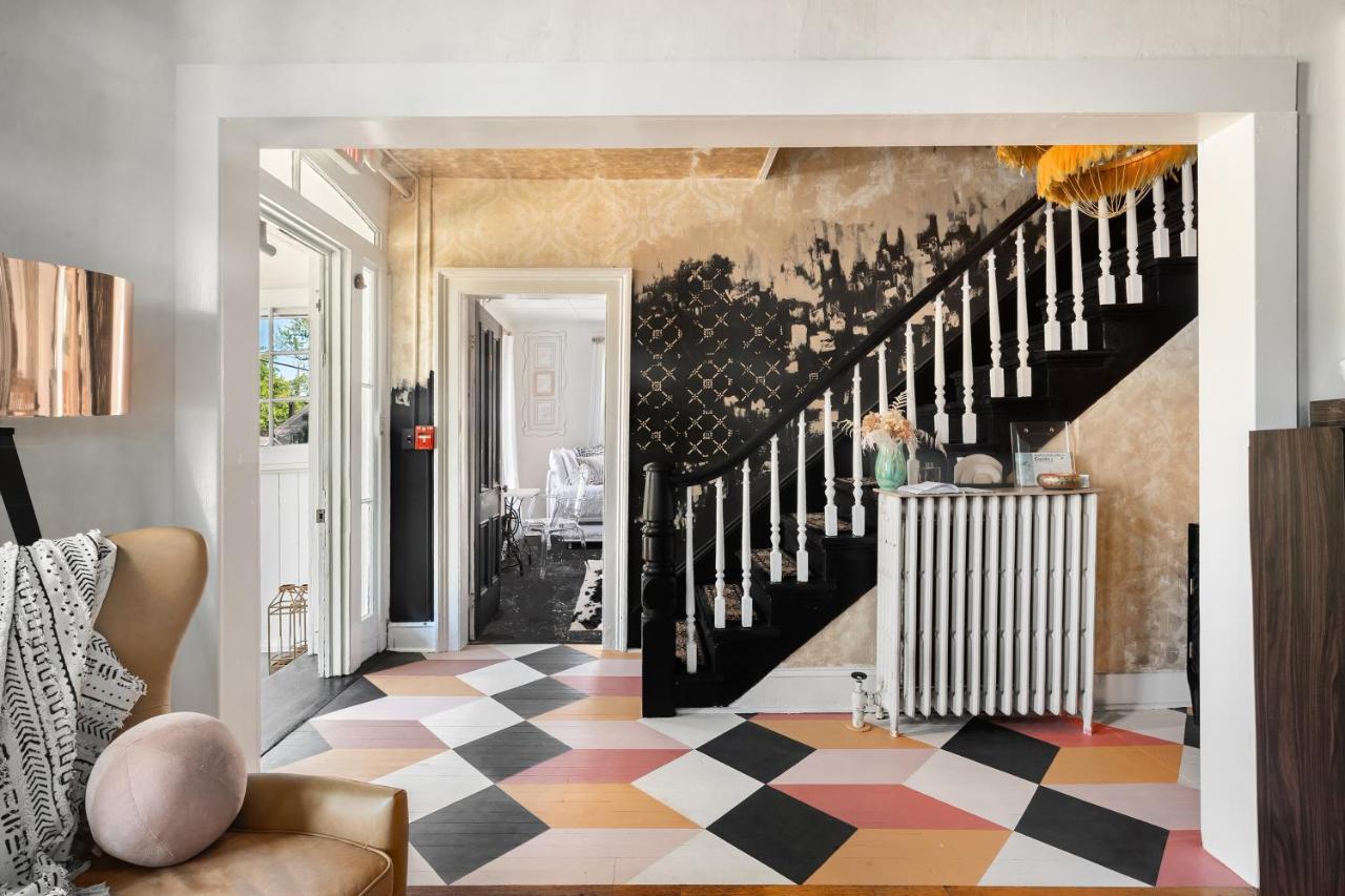 Twin Gables Of Woodstock Hotel Bagian luar foto