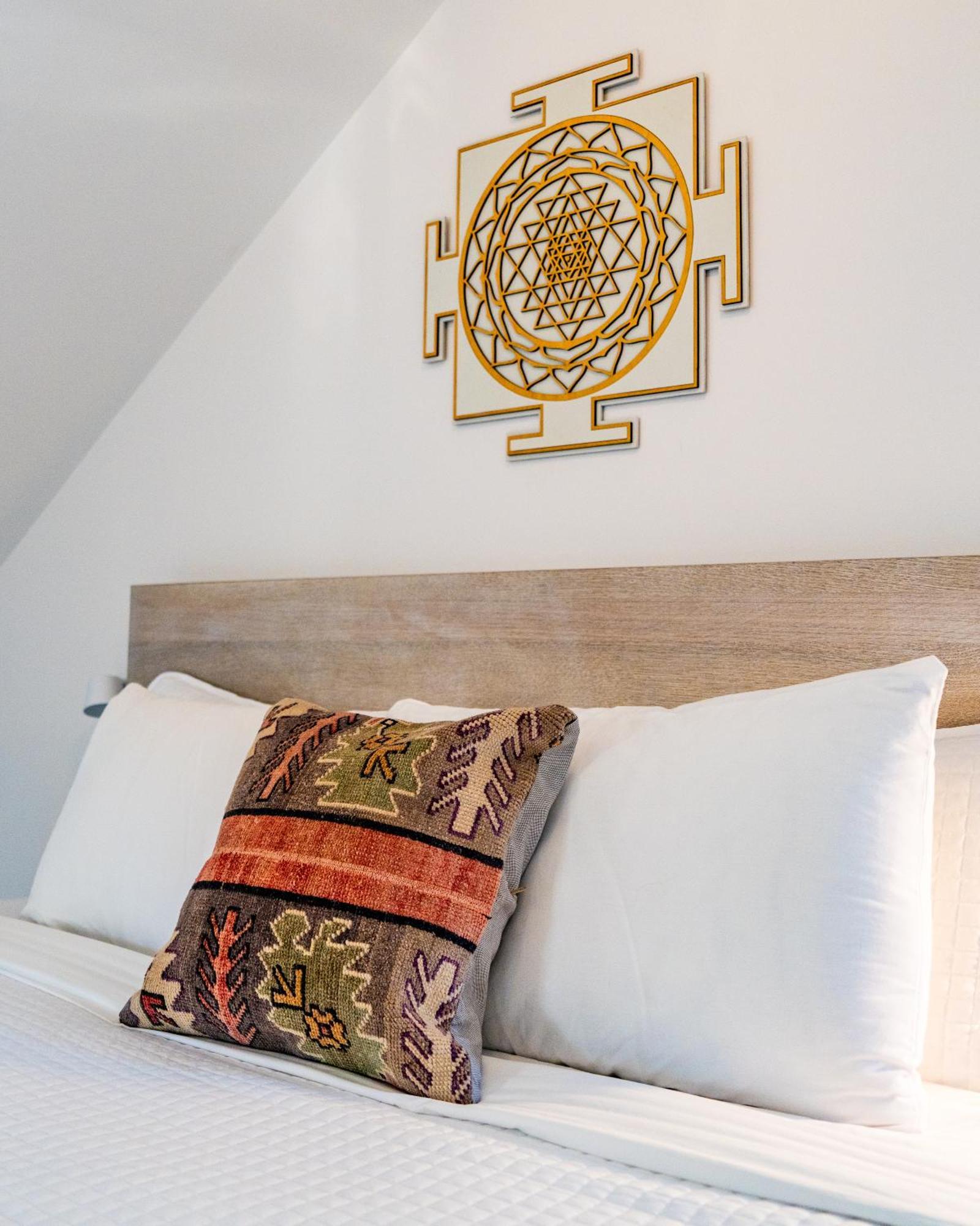 Twin Gables Of Woodstock Hotel Bagian luar foto